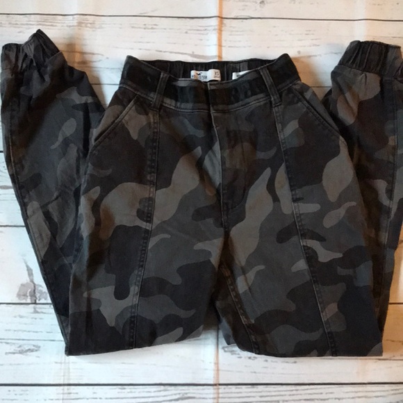 Hollister Pants - Hollister ultra high rise camo print pants